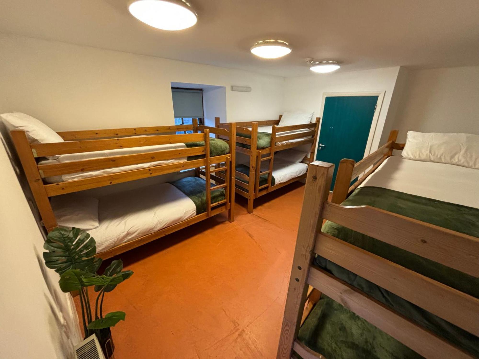 Llety Glyndwr - Bunkhouse Hostel Trawsfynydd Exterior photo